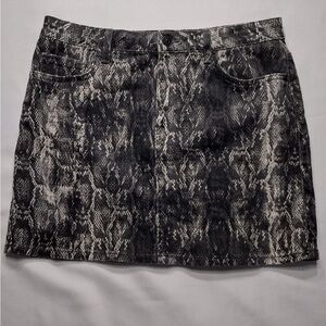 Zara Black and Gray Snake Print skirt pre owned Exellent condition. Size L
